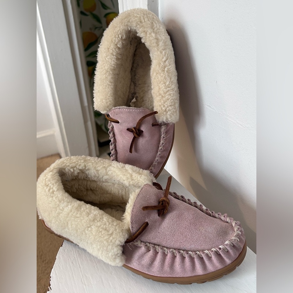 LL Bean Wicked Good Shearling Lined Suede Moccasin Slippers Soft Pink Womens 7